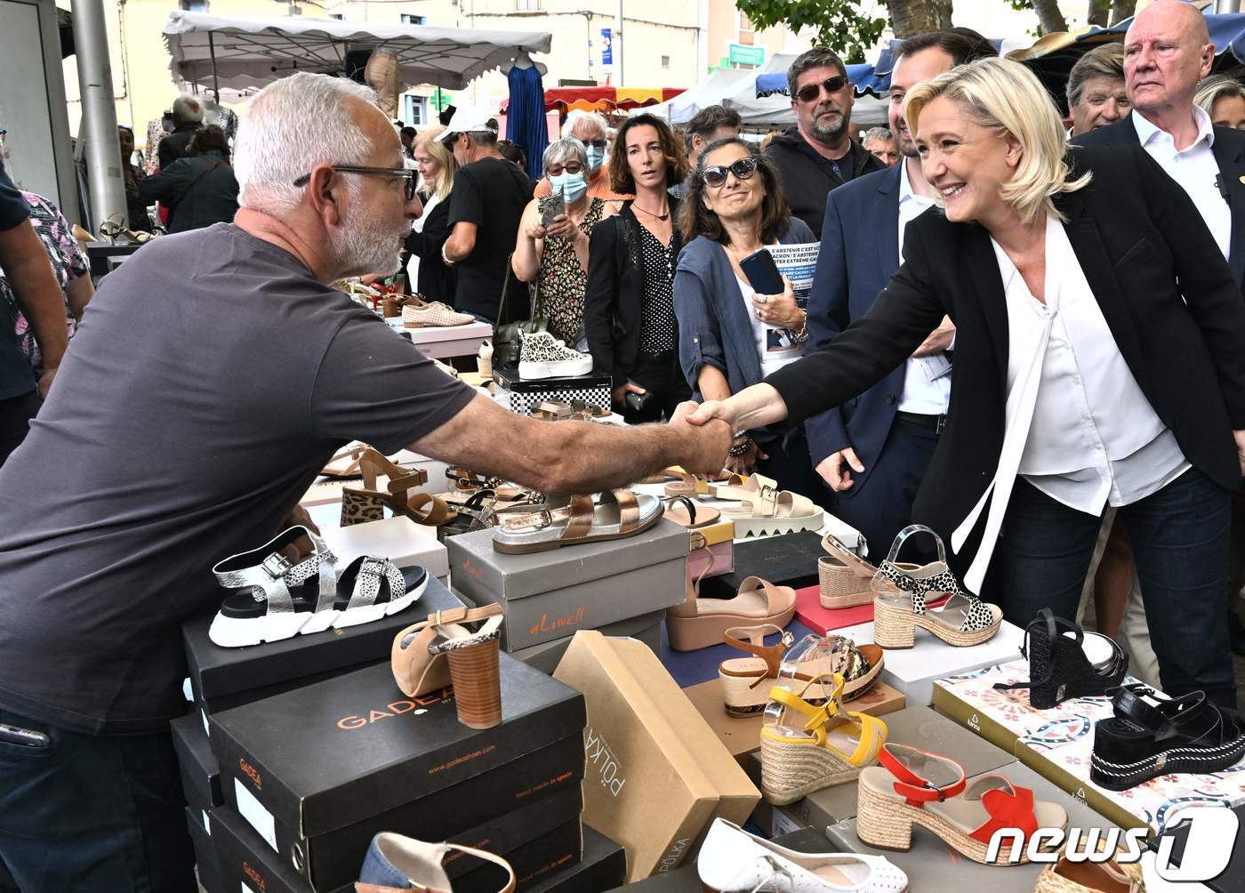 본문 이미지 - 프랑스 극우 정당 국민연합(RN)의 마린 르펜 대표가 9일(현지시간) 남부 도시 아그드의 한 시장을 찾아 유권자들에게 인사하고 있다. 2022. 6. 9. ⓒ AFP=뉴스1 ⓒ News1 최서윤 기자