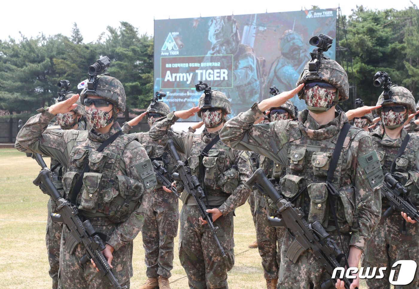 본문 이미지 - 10일 오전 경기도 양주시 25사단에서 열린 육군 '아미타이거 시범여단전투단 선포식 에서 아미타이거 부대원들이 경례를 하고 있다. '2022.6.10/뉴스1 ⓒ News1 사진공동취재단