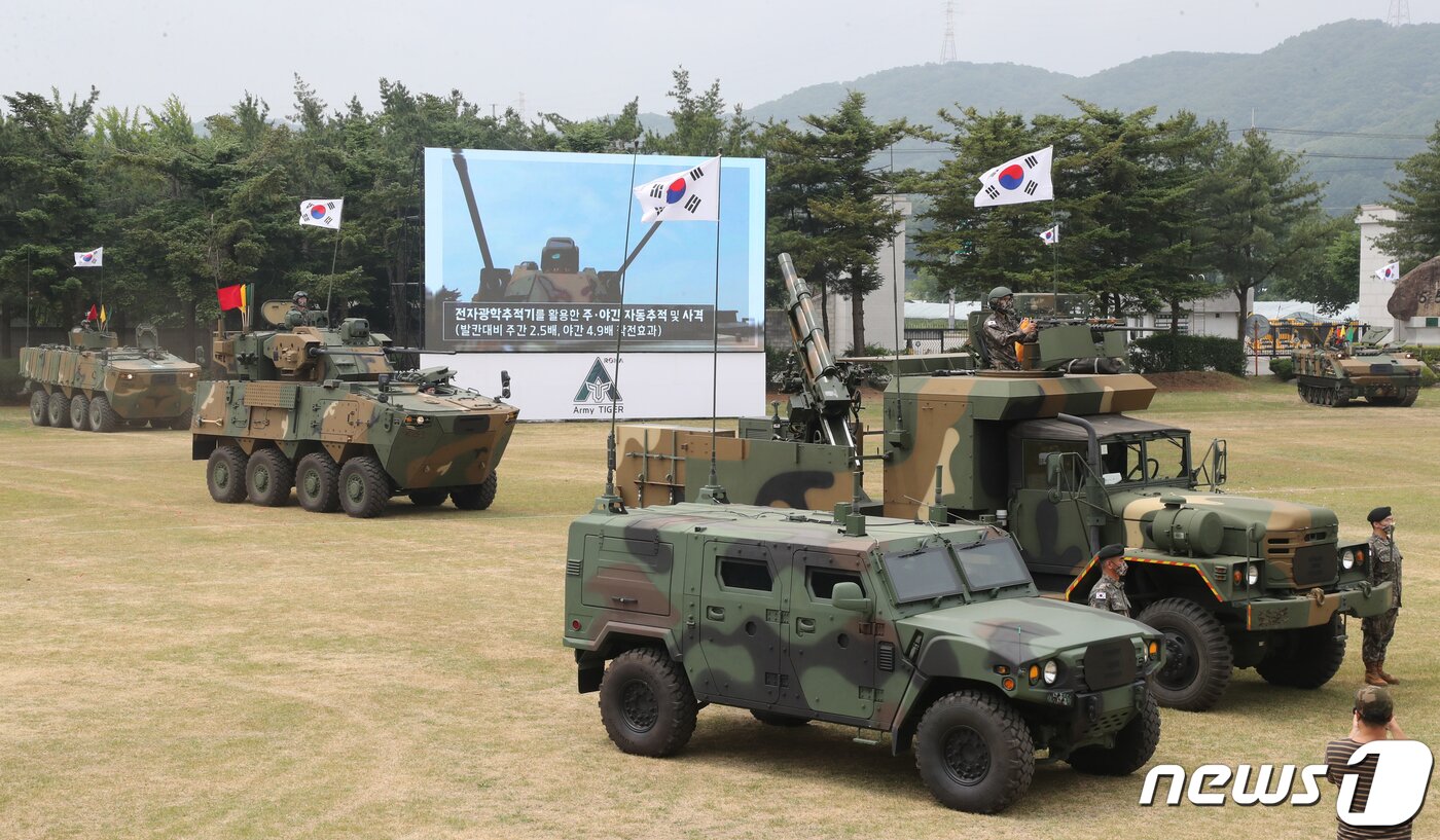 본문 이미지 - 10일 오전 경기도 양주시 25사단에서 열린 육군 '아미타이거 시범여단전투단 선포식'에서 7종의 신규 무기체계를 선보이고 있다.. 2022.6.10/뉴스1 ⓒ News1 사진공동취재단