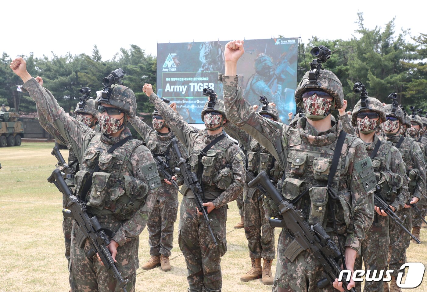본문 이미지 - 10일 오전 경기도 양주시 25사단에서 열린 육군 '아미타이거 시범여단전투단 선포식 에서 아미타이거 부대원들이 구호를 외치고 있다.2022.6.10/뉴스1 ⓒ News1 사진공동취재단