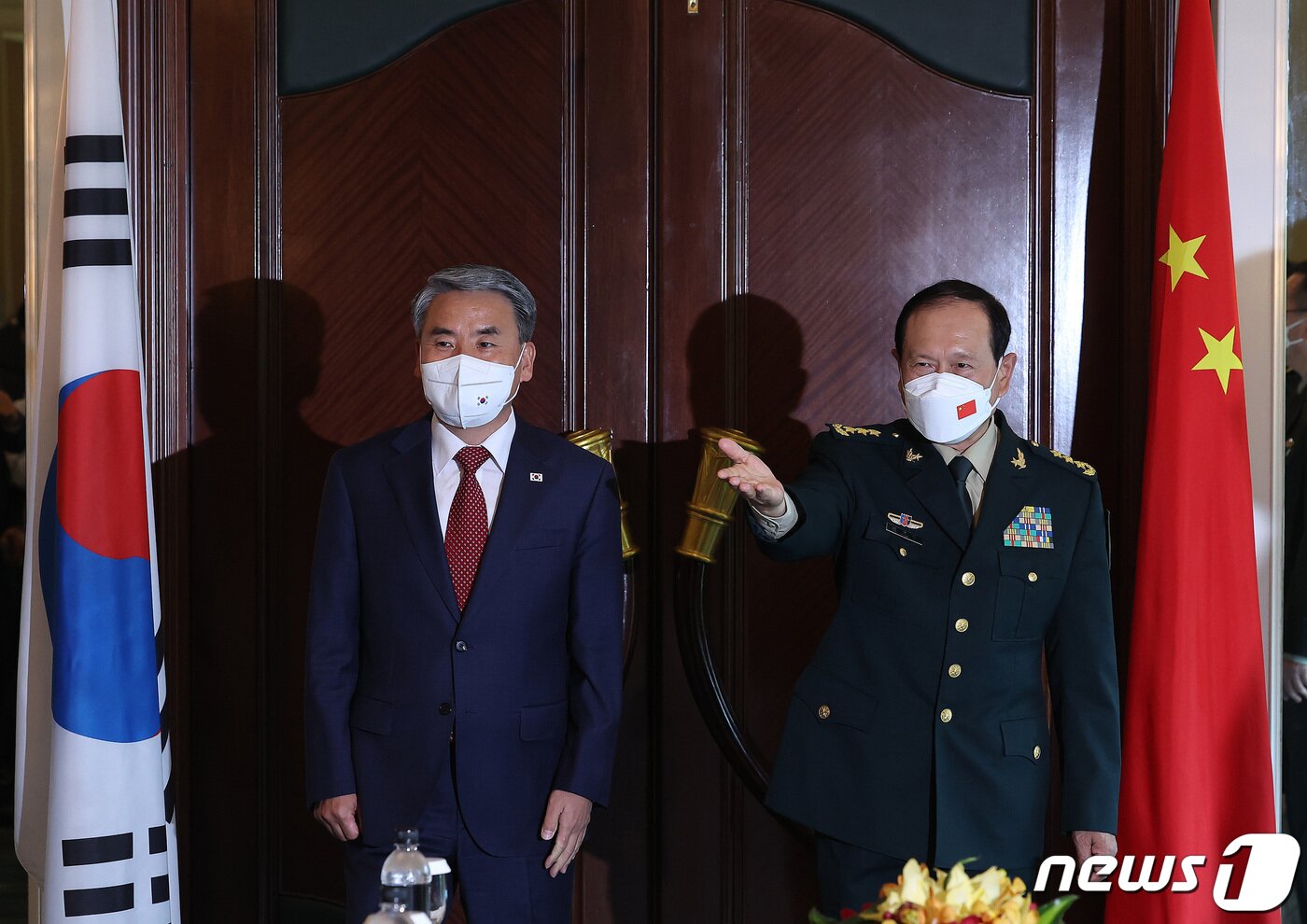 본문 이미지 - 아시아안보회의(샹그릴라 대화)에 참석 중인 이종섭 국방부 장관이 10일(현지시간) 싱가포르 샹그릴라 호텔에서 웨이펑허(魏鳳和) 중국 국방부장과의 양자회담에서 기념촬영 후 자리로 향하고 있다. 2022.6.10/뉴스1 ⓒ News1 신웅수 기자