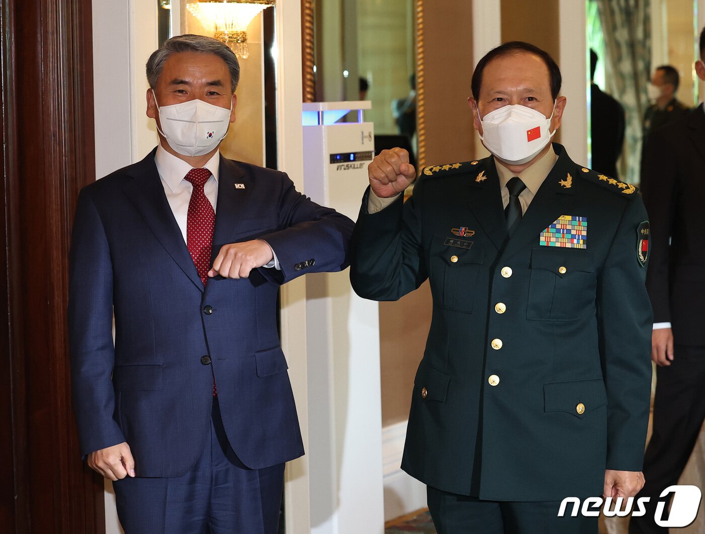 본문 이미지 - 아시아안보회의(샹그릴라 대화)에 참석 중인 이종섭 국방부 장관이 10일(현지시간) 싱가포르 샹그릴라 호텔에서 웨이펑허(魏鳳和) 중국 국방부장과의 양자회담에 앞서 인사를 하고 있다. 2022.6.10/뉴스1 ⓒ News1 신웅수 기자