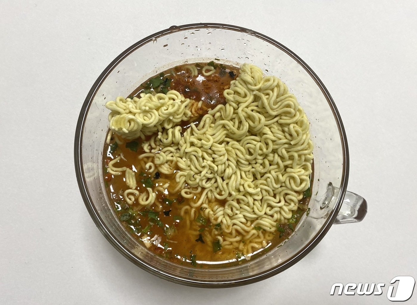 본문 이미지 - 10일 글라스락 렌지쿡에 라면과 물을 넣어 조리하기 전 모습. ⓒ 뉴스1 신윤하 기자