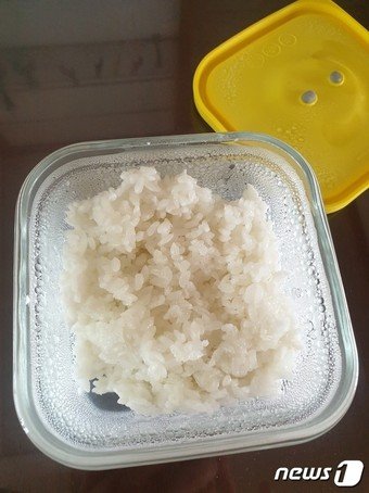 본문 이미지 - 10일 글라스락 렌지쿡 햇반용기로 해동한 밥. ⓒ 뉴스1 신윤하 기자