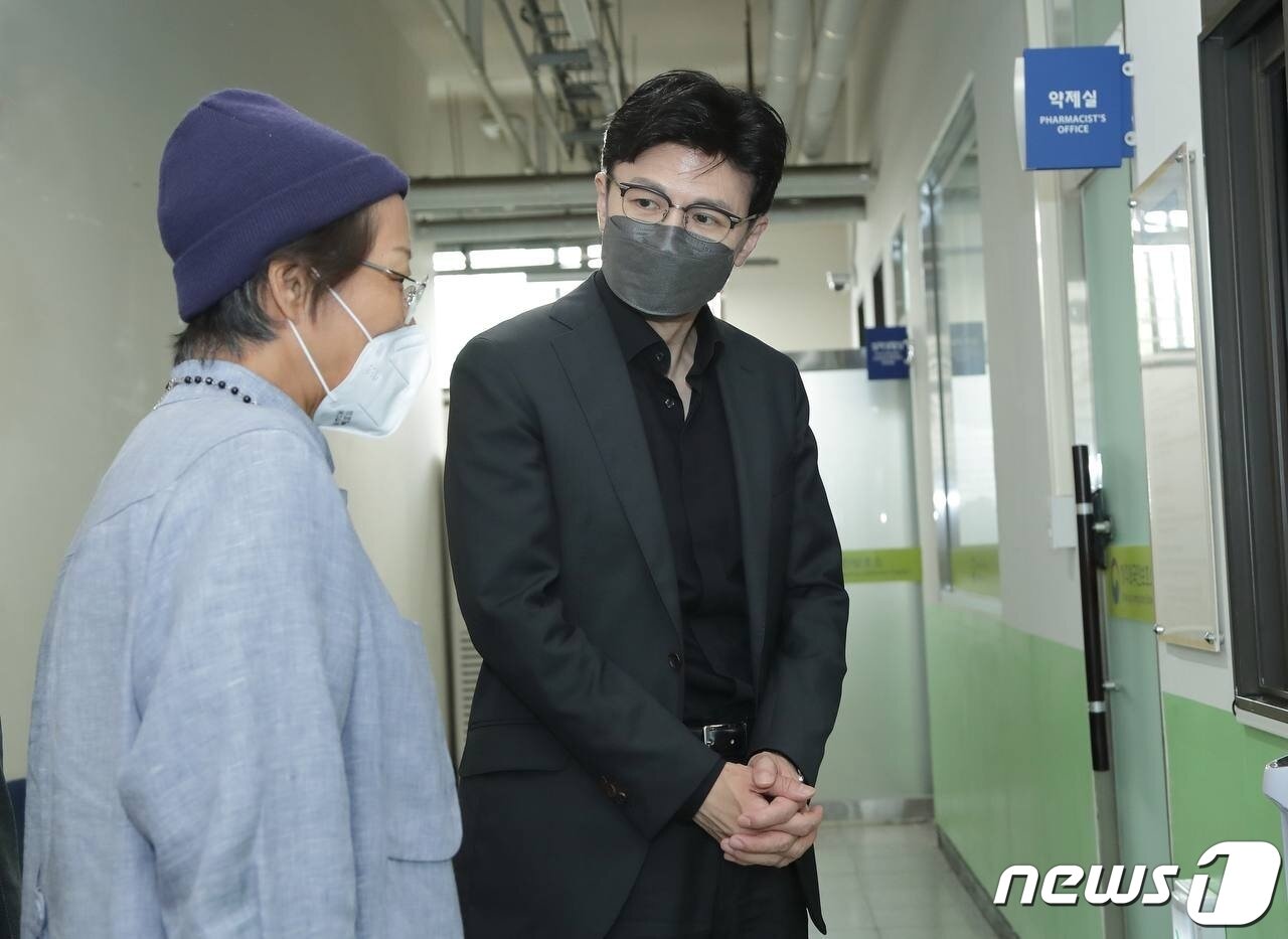 본문 이미지 - 한동훈 법무부 장관이 10일 취임 후 첫 법무 행정 현장 방문으로 충북 청주교도소를 둘러보며 직원과 대화하고 있다.(법무부 제공) 2022.6.10/뉴스1