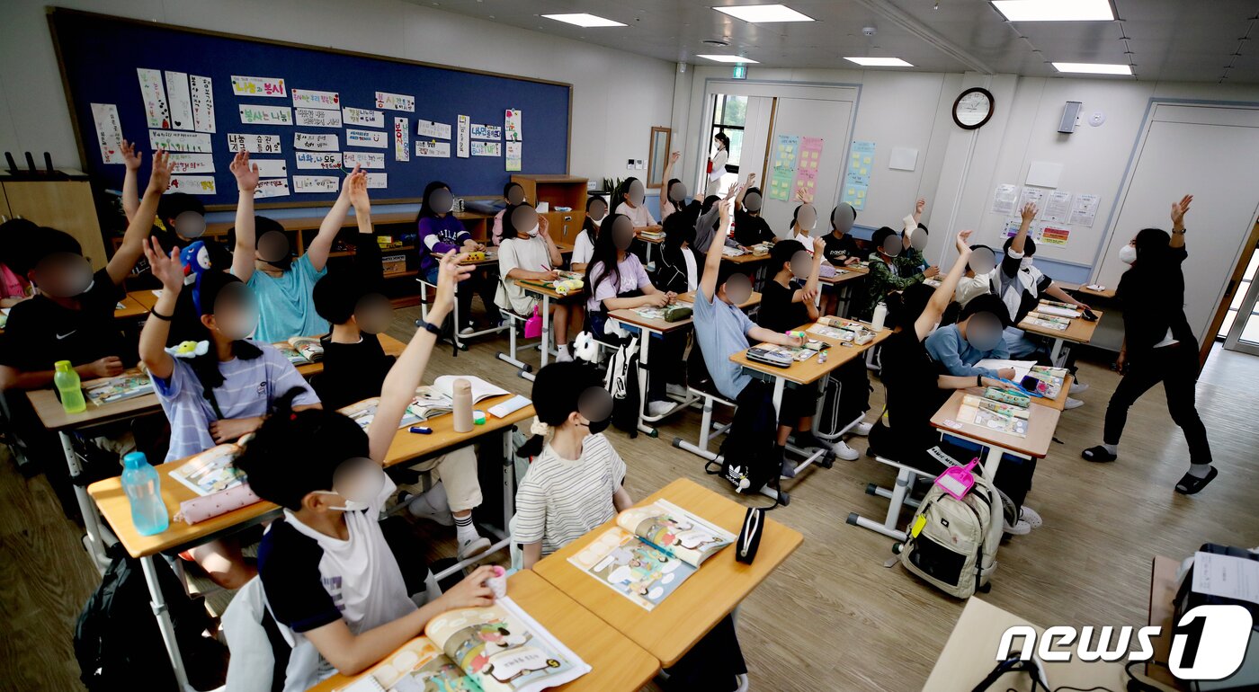본문 이미지 - 경기 김포시 은여울초등학교 6학년 아이들이 모듈러 교실에서 수업을 하고 있다./ 뉴스1 정진욱 기자
