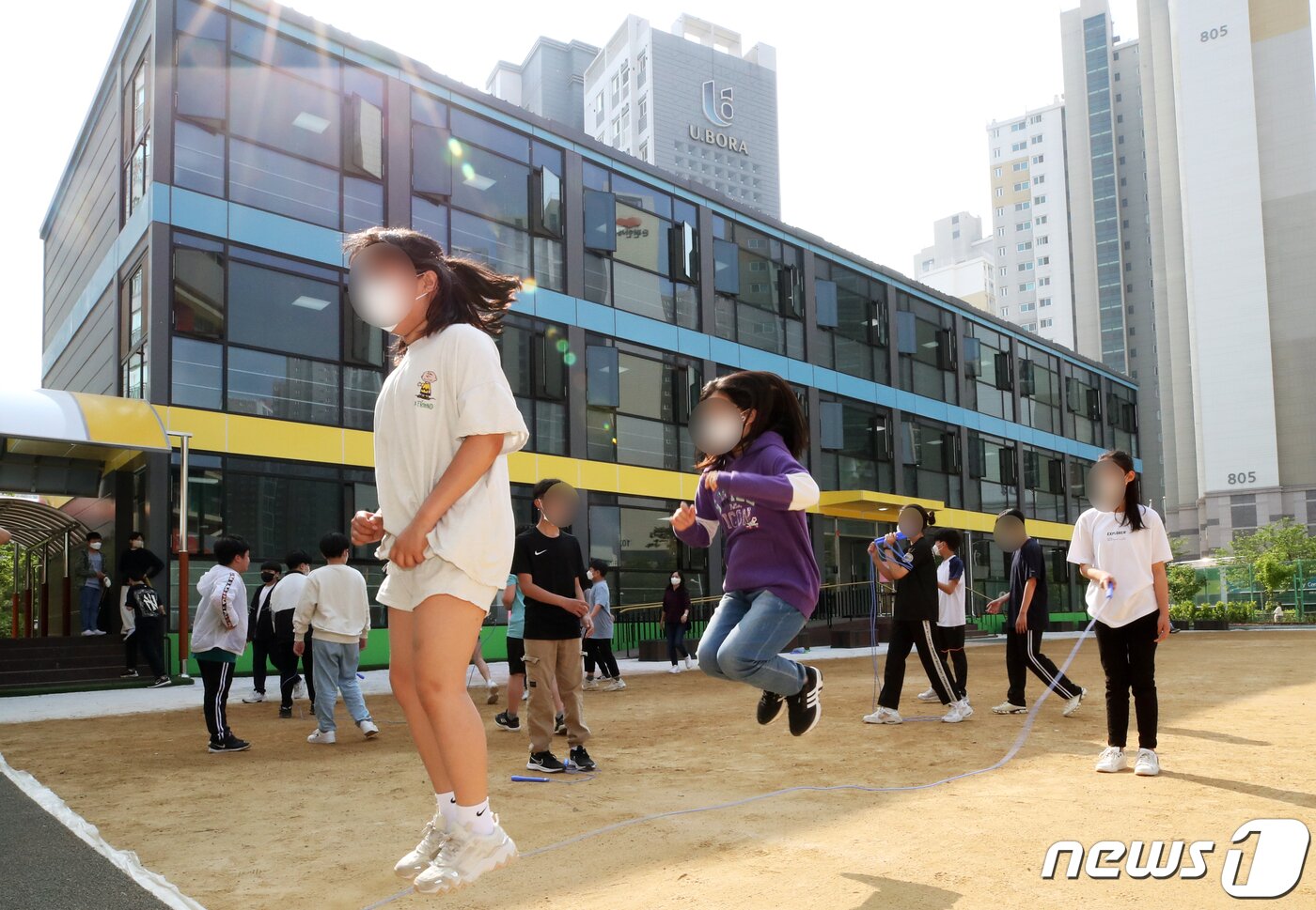 본문 이미지 - 경기 김포시 은여울초등학교 6학년 아이들이 모듈러 교실 앞에서 체육활동을 하고 있다./ 뉴스1 정진욱 기자
