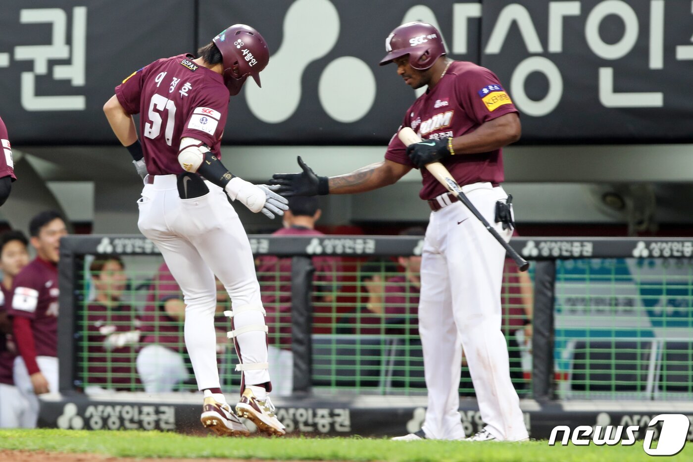 본문 이미지 - 10일 오후 광주 북구 광주-기아챔피언스필드에서 열린 '2022 프로야구 신한은행 SOL KBO리그' 키움 히어로즈와 KIA 타이거즈의 경기 3회초 1사 1루 상황 키움 이정후가 홈런을 친 뒤 동료선수들과 하이파이브하고 있다. 2022.6.10/뉴스1 ⓒ News1 황희규 기자
