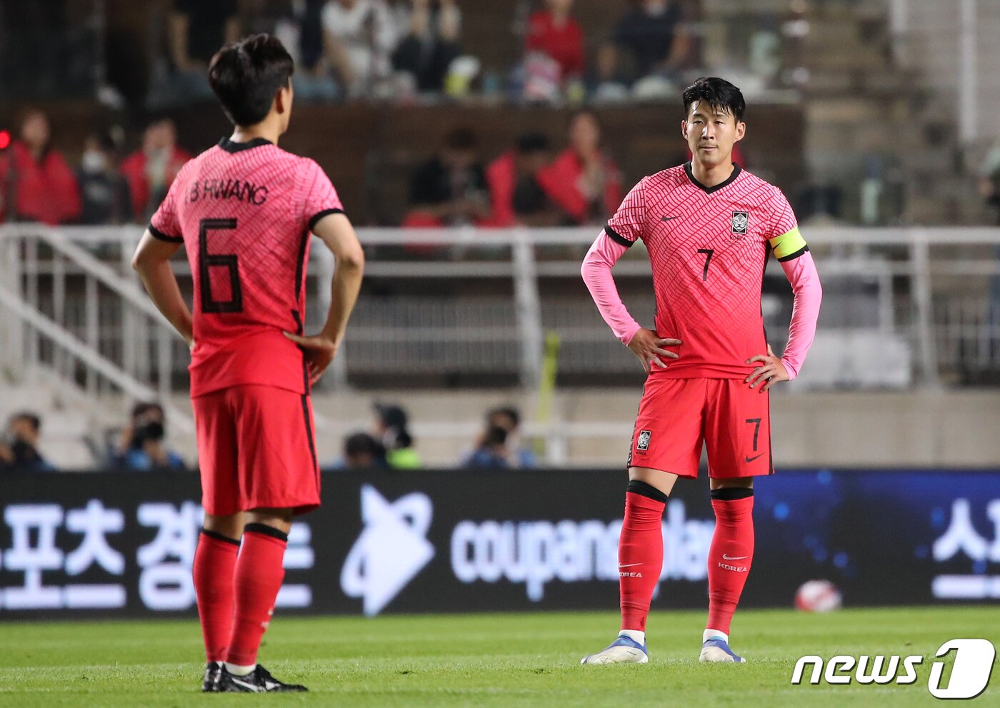 본문 이미지 - 10일 경기 수원월드컵경기장에서 열린 2002 한일월드컵 20주년 기념 평가전 대한민국과 파라과이의 경기, 대한민국 손흥민이 전반 파라과이 알미론에게 선취골을 허용한 후 아쉬워하고 있다. 2022.6.10/뉴스1 ⓒ News1 김진환 기자