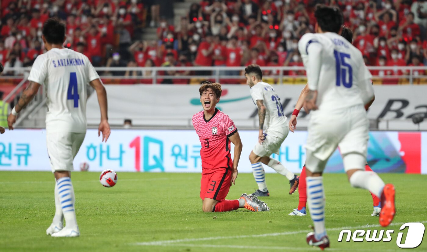 본문 이미지 - 10일 경기 수원월드컵경기장에서 열린 2002 한일월드컵 20주년 기념 평가전 대한민국과 파라과이의 경기에서 대한민국 김진수가 공격에 실패 후 아쉬워하고 있다. 2022.6.10/뉴스1 ⓒ News1 박지혜 기자