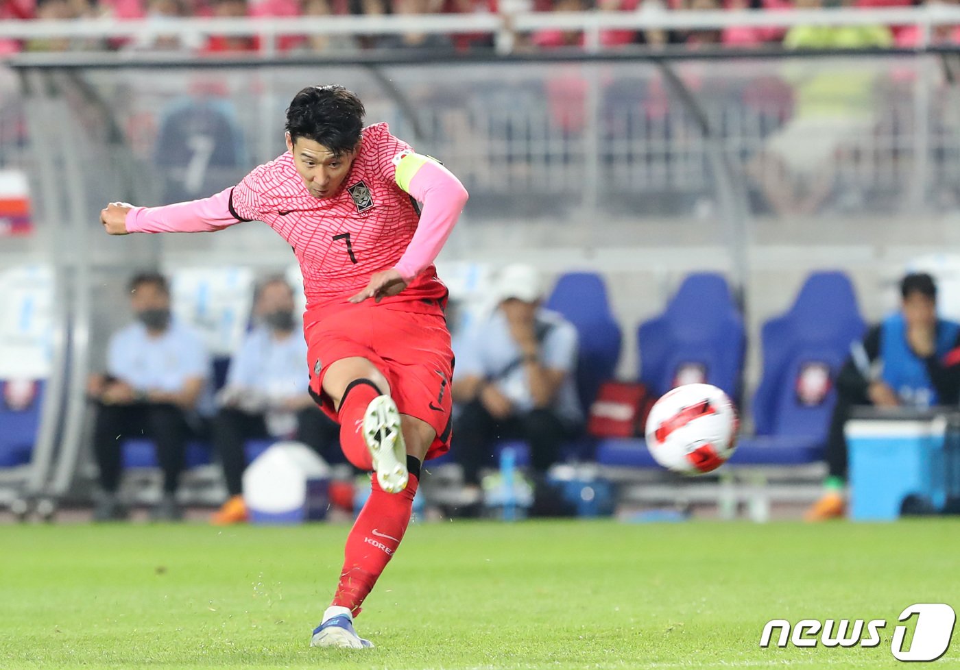 본문 이미지 - 10일 경기 수원월드컵경기장에서 열린 2002 한일월드컵 20주년 기념 평가전 대한민국과 파라과이의 경기, 손흥민이 프리킥을 차고 있다. 2022.6.10/뉴스1 ⓒ News1 김영운 기자