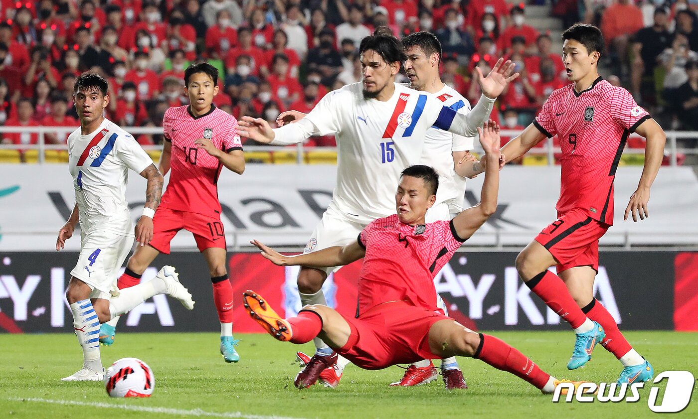 본문 이미지 - 10일 경기 수원월드컵경기장에서 열린 2002 한일월드컵 20주년 기념 평가전 대한민국과 파라과이의 경기, 대한민국 정승현이 프리킥 상황에서 몸을 날리고 있다. 2022.6.10/뉴스1 ⓒ News1 김진환 기자