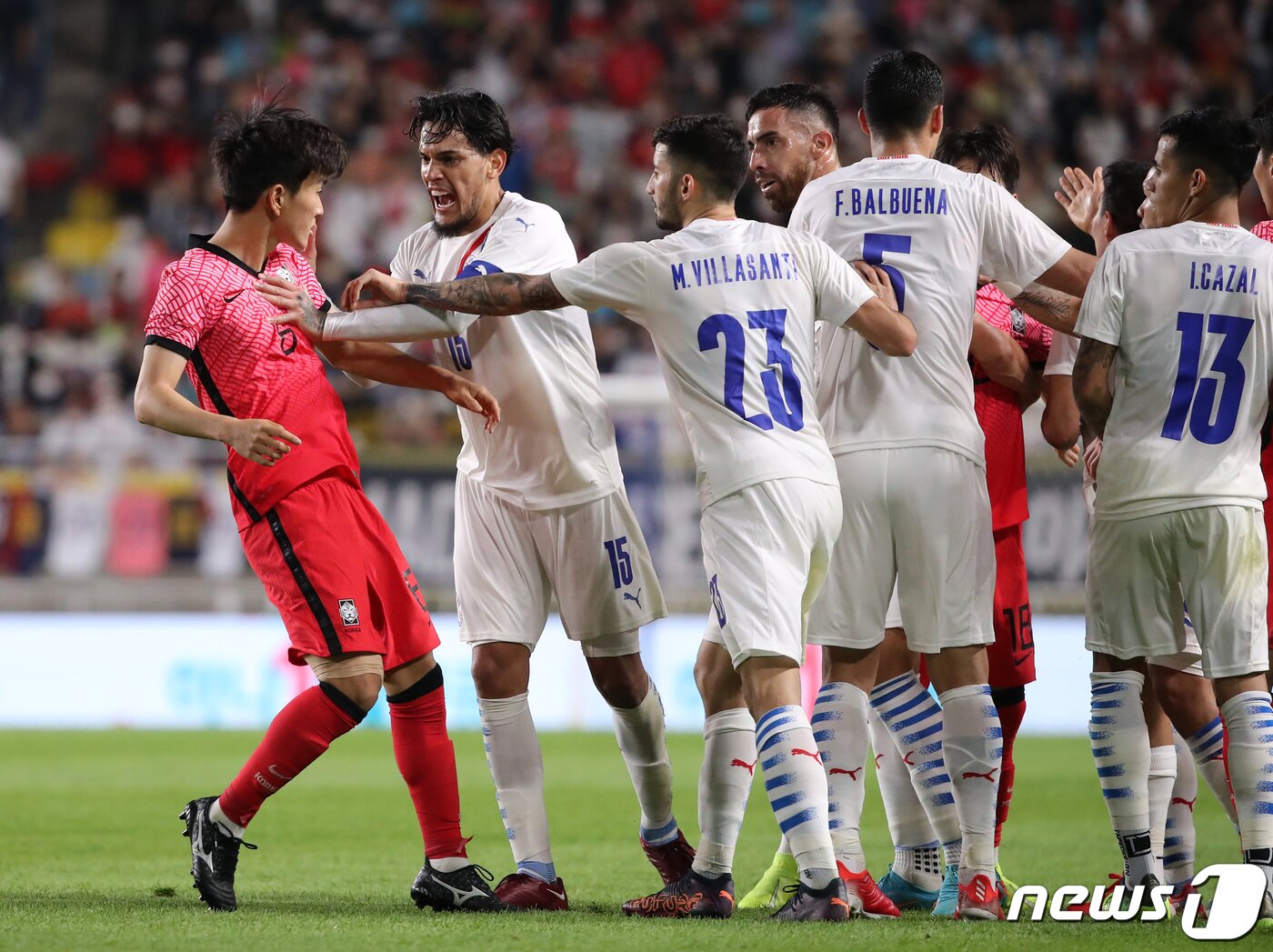 본문 이미지 - 10일 경기 수원월드컵경기장에서 열린 2002 한일월드컵 20주년 기념 평가전 대한민국과 파라과이의 경기, 대한민국 황인범이 후반 종료 직전 파라과이 선수들과 신경전을 벌이고 있다. 2022.6.10/뉴스1 ⓒ News1 김진환 기자