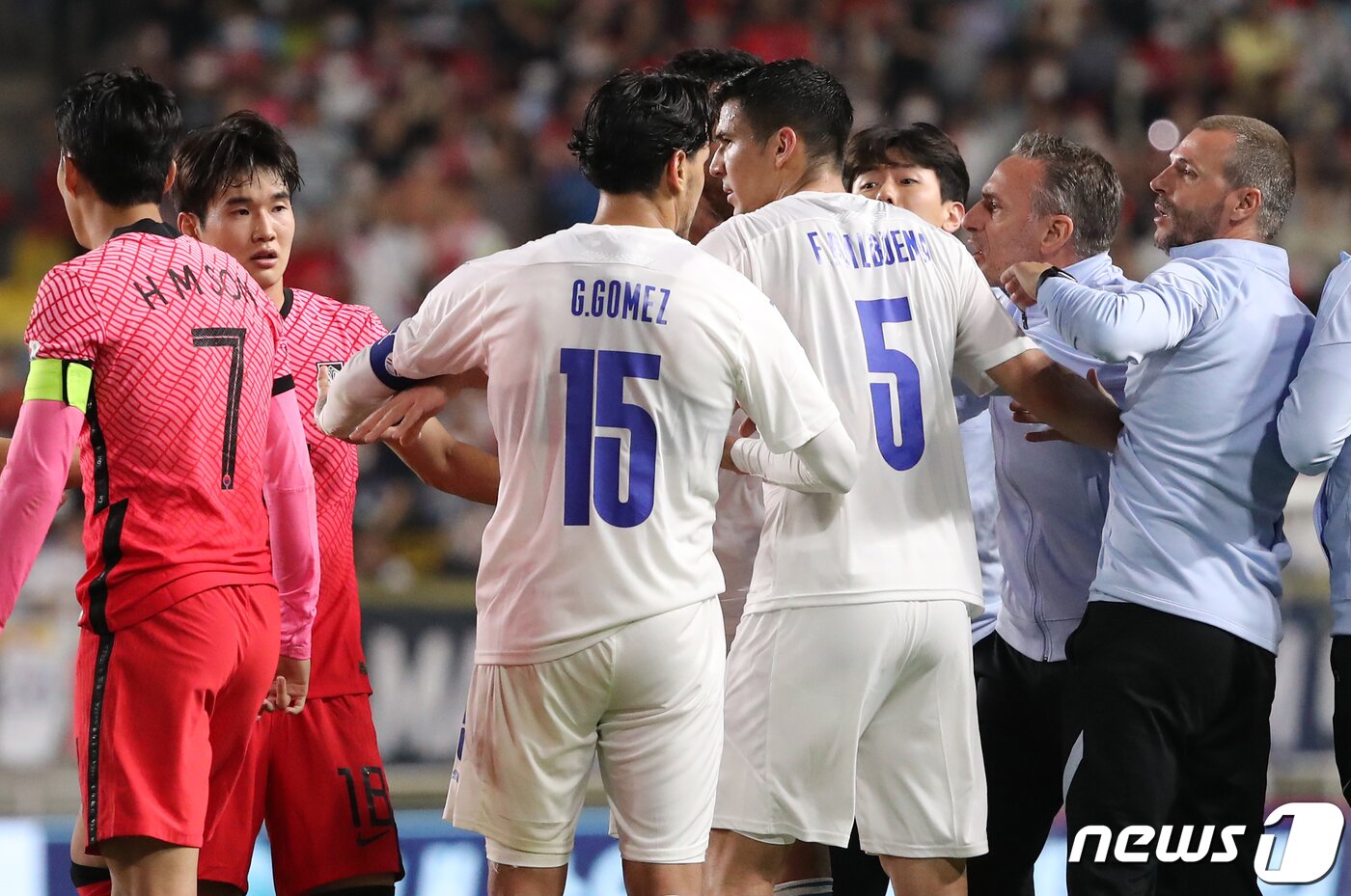 본문 이미지 - 10일 경기 수원월드컵경기장에서 열린 2002 한일월드컵 20주년 기념 평가전 대한민국과 파라과이의 경기, 대한민국 벤투 감독이 후반 종료 직전 대한민국 선수들과 파라과이 선수들의 신경전을 벌이자 그라운드로 나와 말리고 있다. 2022.6.10/뉴스1 ⓒ News1 김진환 기자