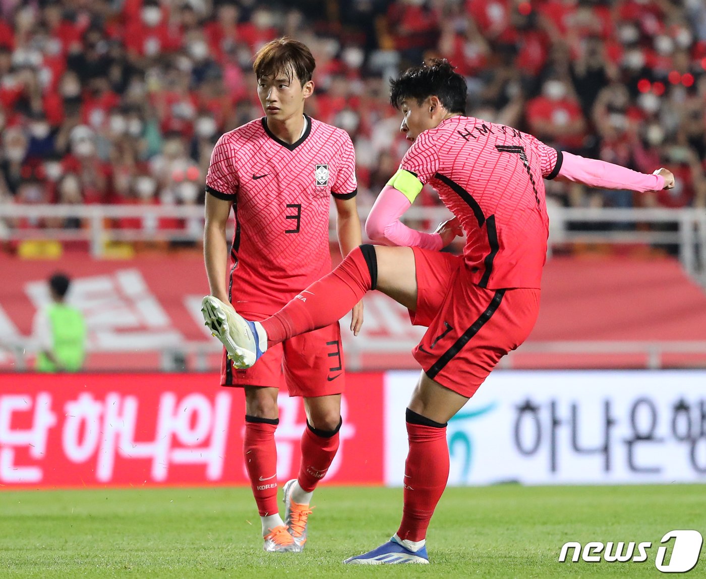 본문 이미지 - 10일 경기 수원월드컵경기장에서 열린 2002 한일월드컵 20주년 기념 평가전 대한민국과 파라과이의 경기, 대한민국 손흥민이 후반 프리킥 골을 성공시키고 있다. 2022.6.10/뉴스1 ⓒ News1 김진환 기자