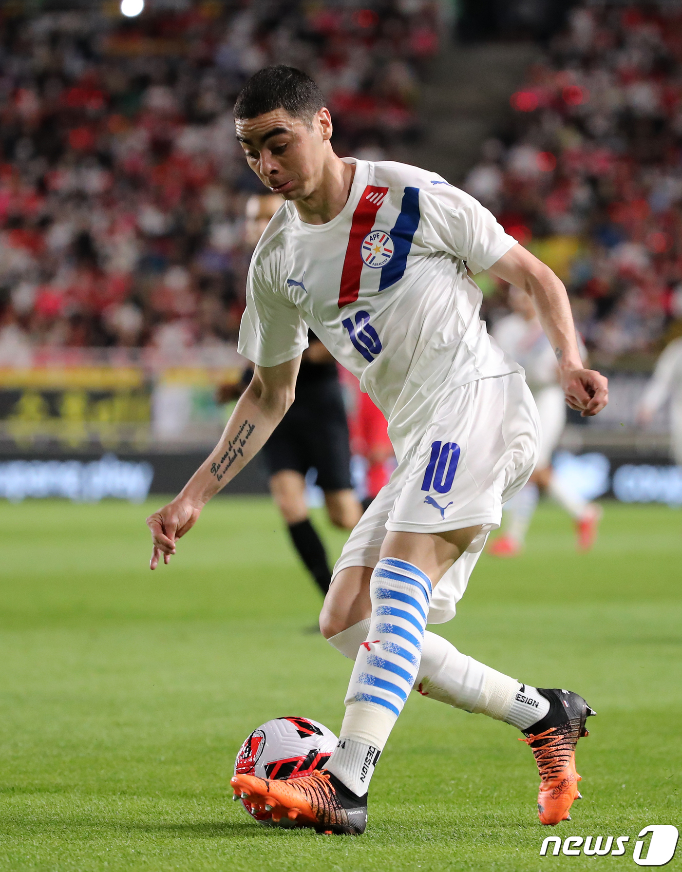 (수원=뉴스1) 김진환 기자 = 10일 경기 수원월드컵경기장에서 열린 2002 한일월드컵 20주년 기념 평가전 대한민국과 파라과이의 경기, 파라과이 알미론이 전반 드리블을 하고 있 …