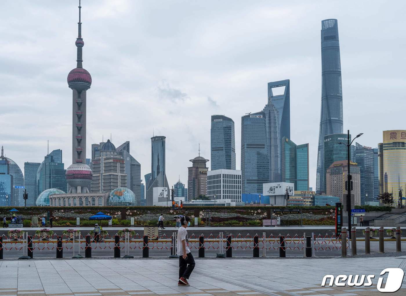 본문 이미지 - 10일 코로나19 재봉쇄령이 내려진 중국 상하이의 텅 빈 거리에 주민이 걸어가고 있다. ⓒ AFP=뉴스1 ⓒ News1 우동명 기자