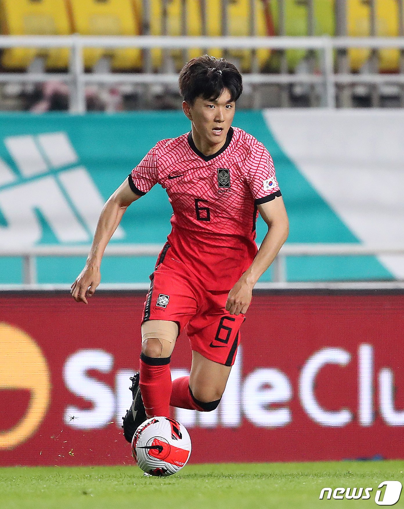 본문 이미지 - 10일 경기 수원월드컵경기장에서 열린 2002 한일월드컵 20주년 기념 평가전 대한민국과 파라과이의 경기, 대한민국 황인범. 2022.6.12/뉴스1 ⓒ News1 김진환 기자