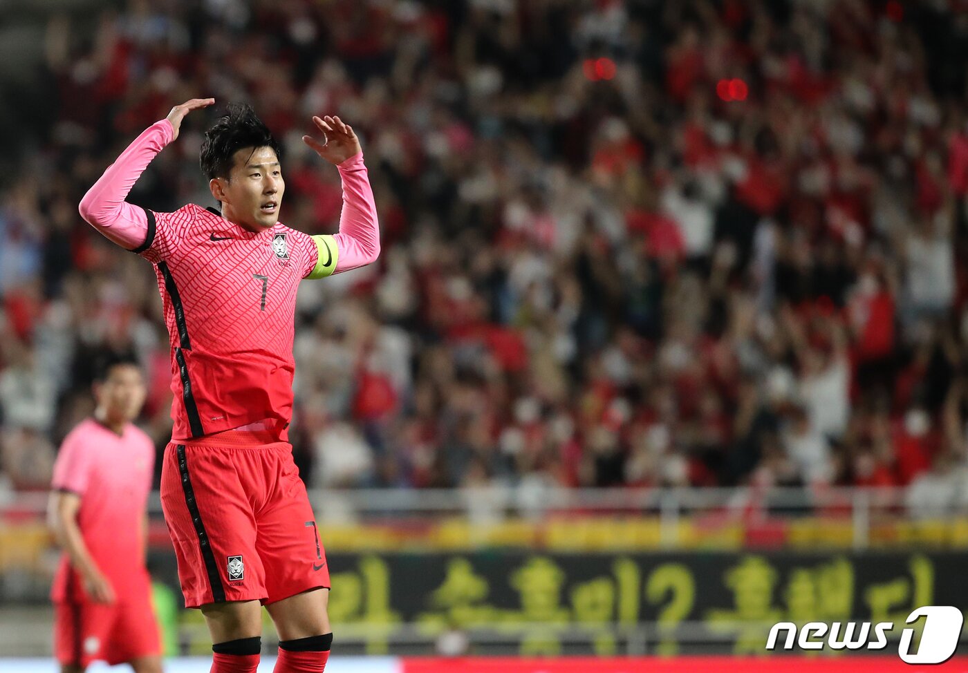 본문 이미지 - 10일 경기 수원월드컵경기장에서 열린 2002 한일월드컵 20주년 기념 평가전 대한민국과 파라과이의 경기, 대한민국 손흥민. 2022.6.12/뉴스1 ⓒ News1 김진환 기자