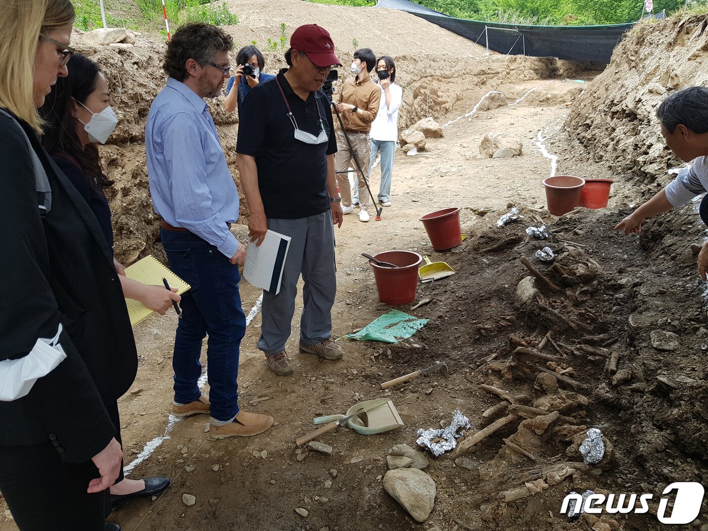 본문 이미지 - 파비안 살비올리 유엔 진실·정의·배상 및 재발방지 특별보고관이 지난 11일 대전 골령골 한국전쟁 민간인 학살 유해발굴 현장을 살펴보고 있다. &#40;특별보고관 방한 대응 인권시민사회모임 제공&#41; 2022.6.12/뉴스1