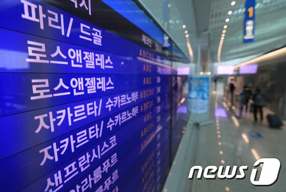 인천국제공항 출국장에 미국 로스엔젤레스행 항공편 탑승 정보가 나타나고 있다./뉴스1 © News1 구윤성 기자