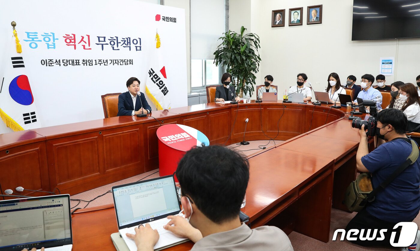 본문 이미지 - 이준석 국민의힘 대표가 12일 오후 서울 여의도 국회에서 취임 1주년을 맞아 가진 기자간담회에서 모두발언을 하고 있다. (공동취재) 2022.6.12/뉴스1 ⓒ News1 유승관 기자