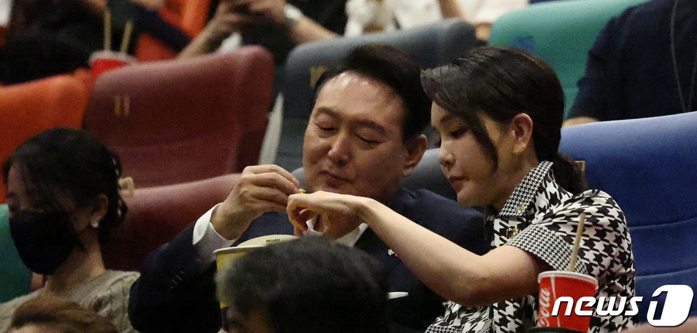 (서울=뉴스1) 안은나 기자 = 윤석열 대통령과 부인 김건희 여사가 12일 오후 서울 메가박스 성수점에서 제75회 칸 국제영화제 남우주연상(송강호) 수상작 영화 '브로커'를 관람하 …