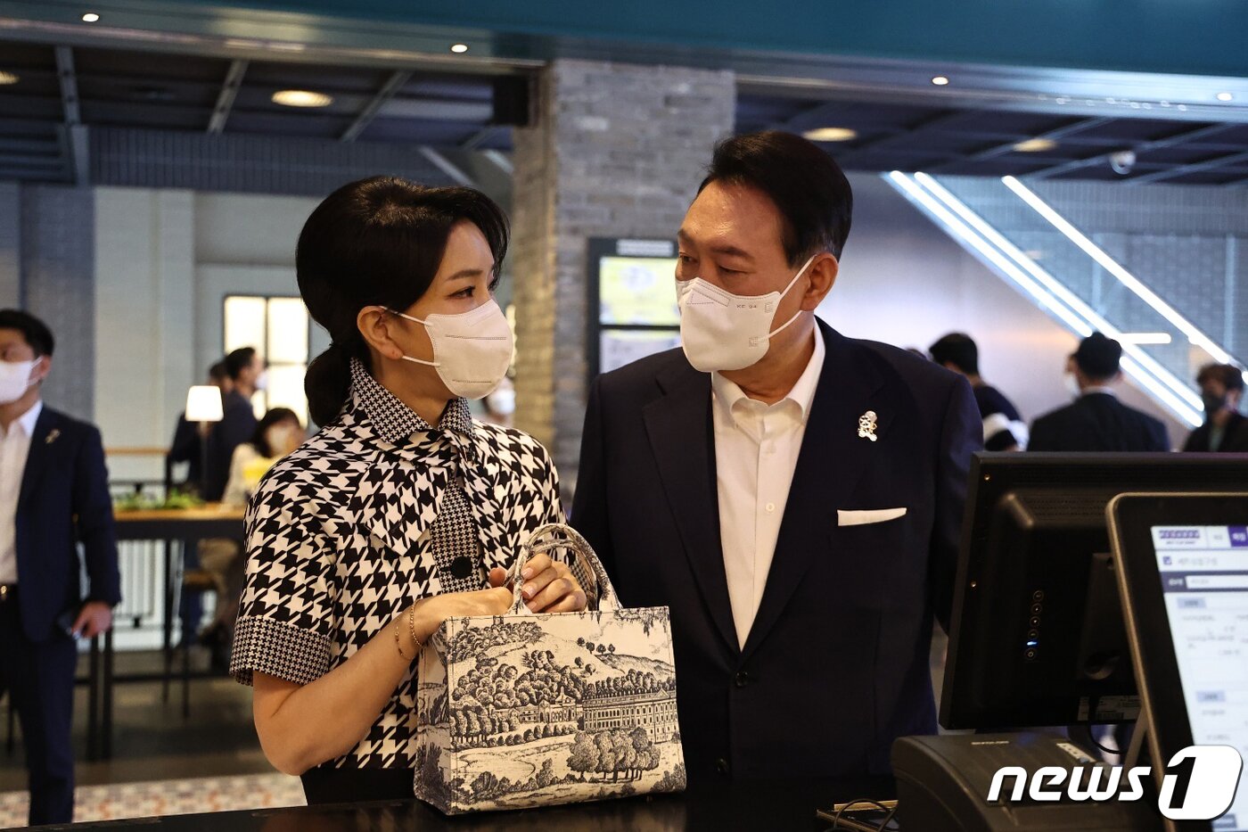 본문 이미지 - 윤석열 대통령과 부인 김건희 여사가 12일 오후 서울 메가박스 성수점에서 제75회 칸 국제영화제 남우주연상(송강호) 수상작 영화 '브로커'를 관람하기 전 팝콘을 구매하고 있다. (대통령실 제공) 2022.6.12/뉴스1 ⓒ News1 안은나 기자