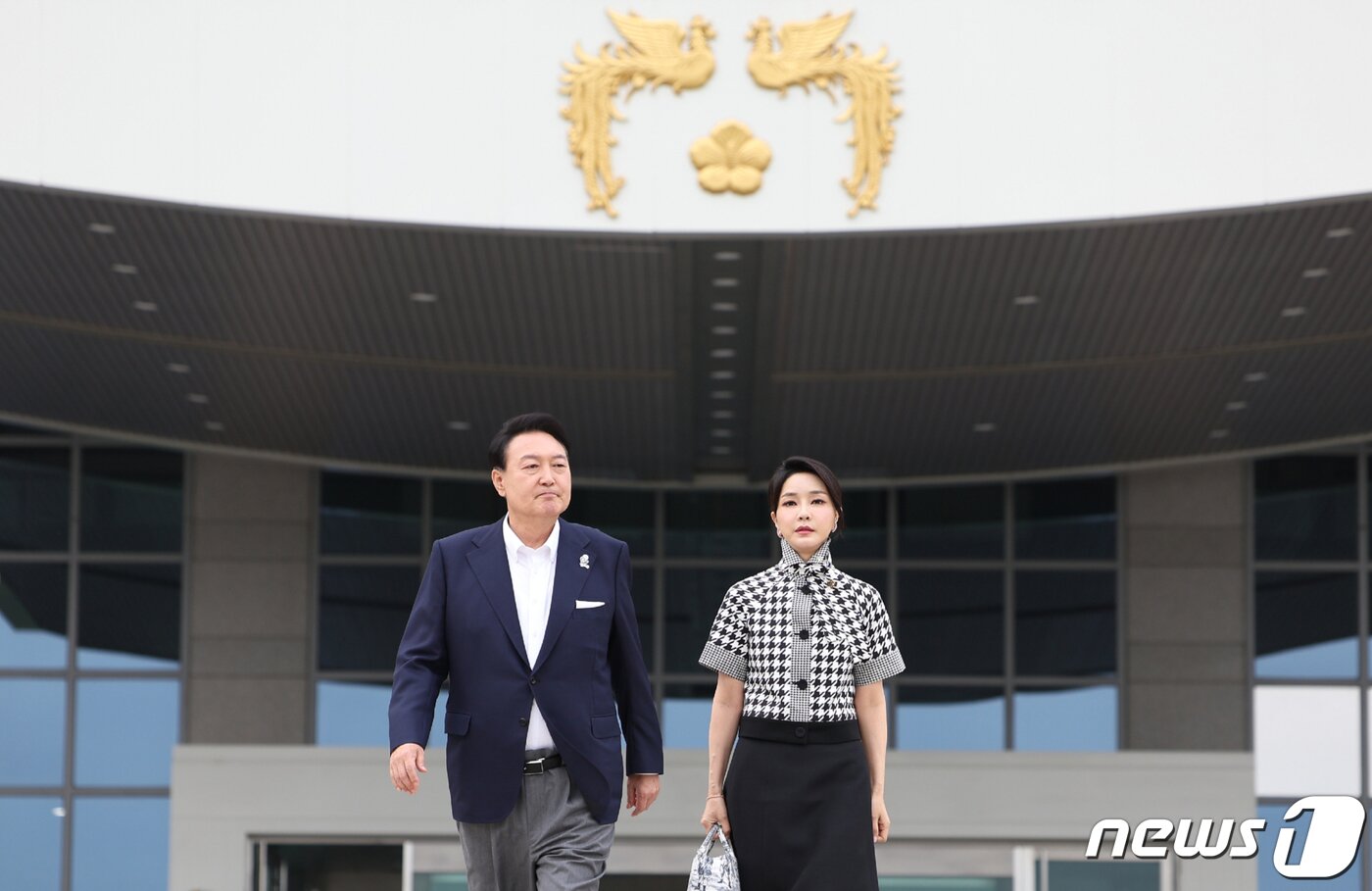 본문 이미지 - 윤석열 대통령과 부인 김건희 여사가 12일 오후 용산 대통령실에서 열린 제75회 칸 국제영화제 남우주연상·감독상 수상기념 영화 관계자 초청 리셉션 및 만찬에 참석하고 있다. (대통령실 제공) 2022.6.12/뉴스1 ⓒ News1 안은나 기자