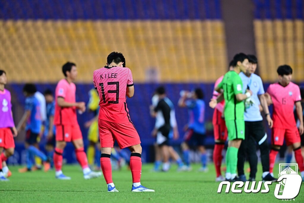 본문 이미지 - 12일 우즈베키스탄 타슈켄트 파흐타코르 스타디움에서 열린 2022 AFC U-23 아시안컵 8강전 한국과 일본의 경기에서 이강인을 비롯한 한국 선수들이 경기를 마치고 있다. 이번 경기에서 한국은 0대3으로 일본에 패배해 탈락했다. (대한축구협회 제공)2022.6.12/뉴스1