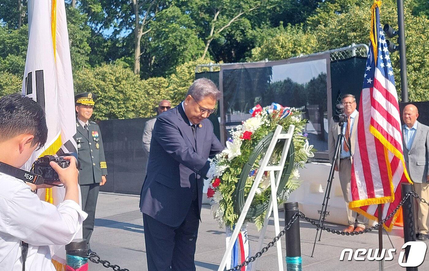 본문 이미지 - 박진 외교부 장관이 12일 오후(현지시간) 미국 워싱턴DC 한국전 참전 기념비에 헌화를 하고 있다. 2022.6.13/뉴스1 ⓒ News1 김현 특파원