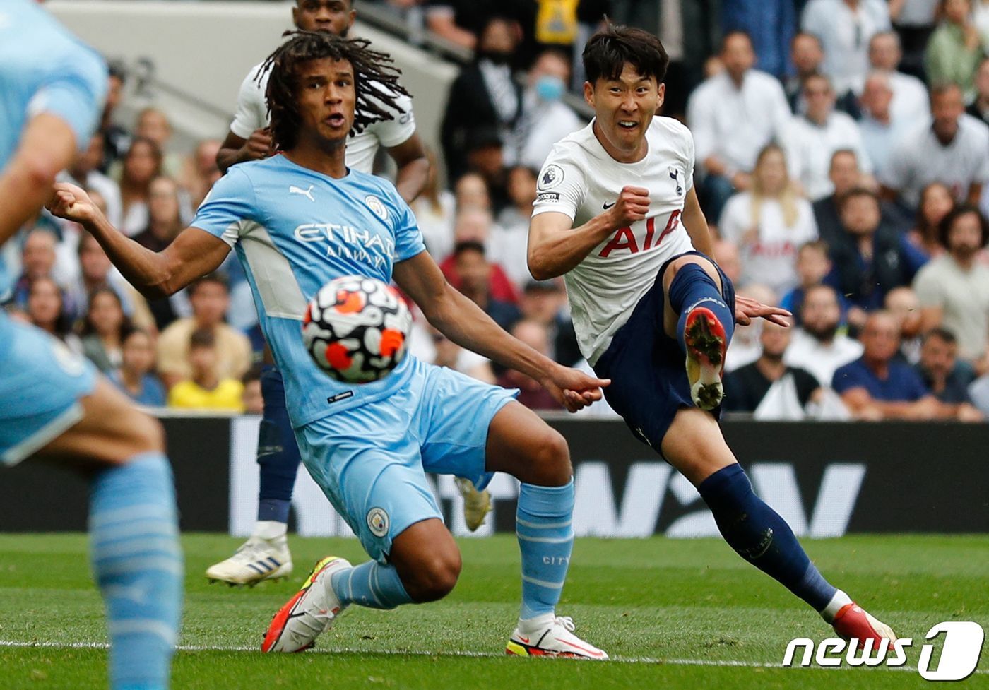 본문 이미지 - 토트넘 홋스퍼의 손흥민(오른쪽) ⓒ AFP=뉴스1