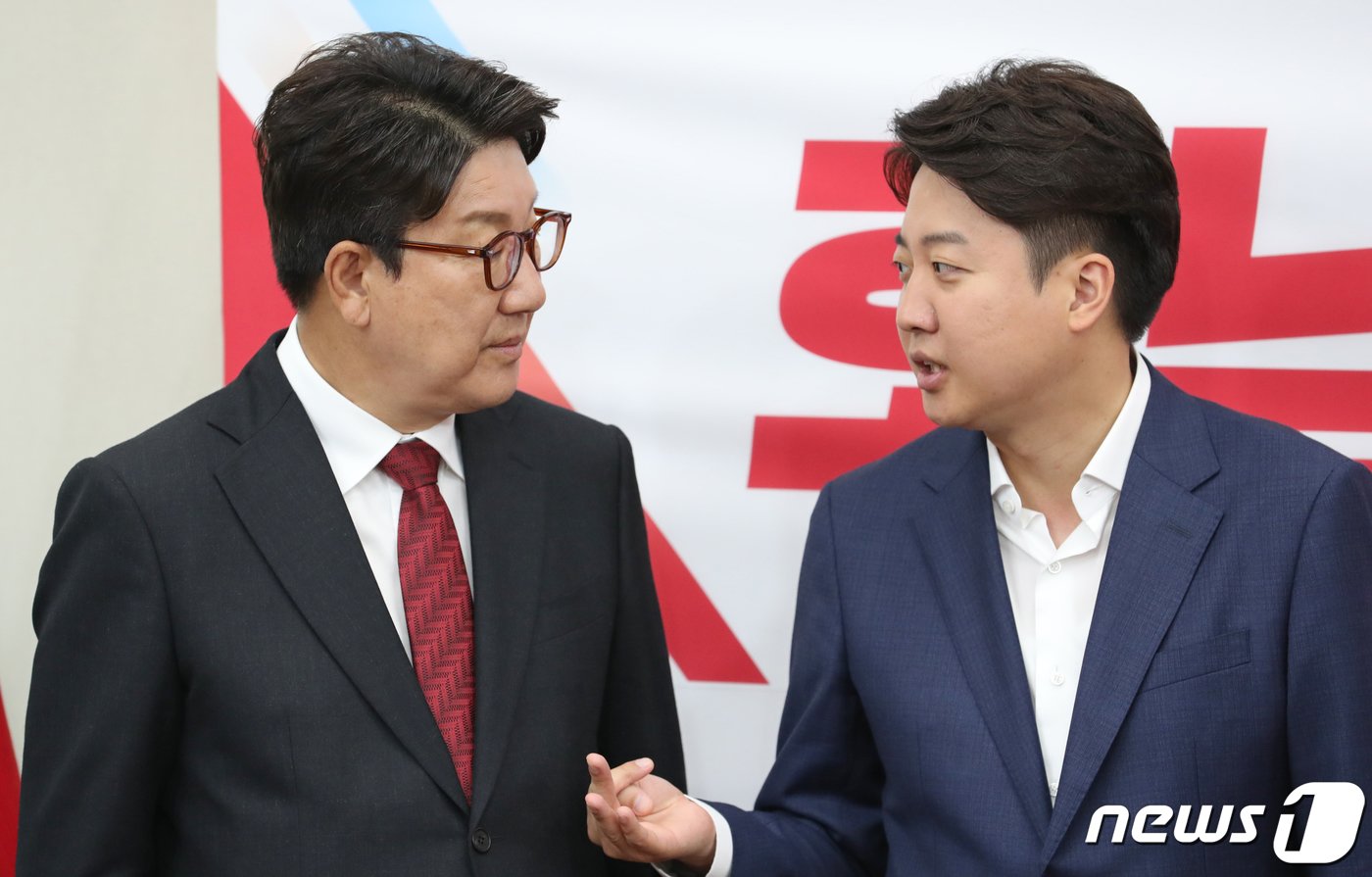 본문 이미지 - 이준석 국민의힘 대표와 권성동 원내대표가 2022년 6월 13일 서울 여의도 국회에서 열린 제8회 동시지방선거 호남 당선자 축하행사에서 이야기를 나누고 있다. &#40;공동취재&#41; 2022.6.13/뉴스1 ⓒ News1 허경 기자