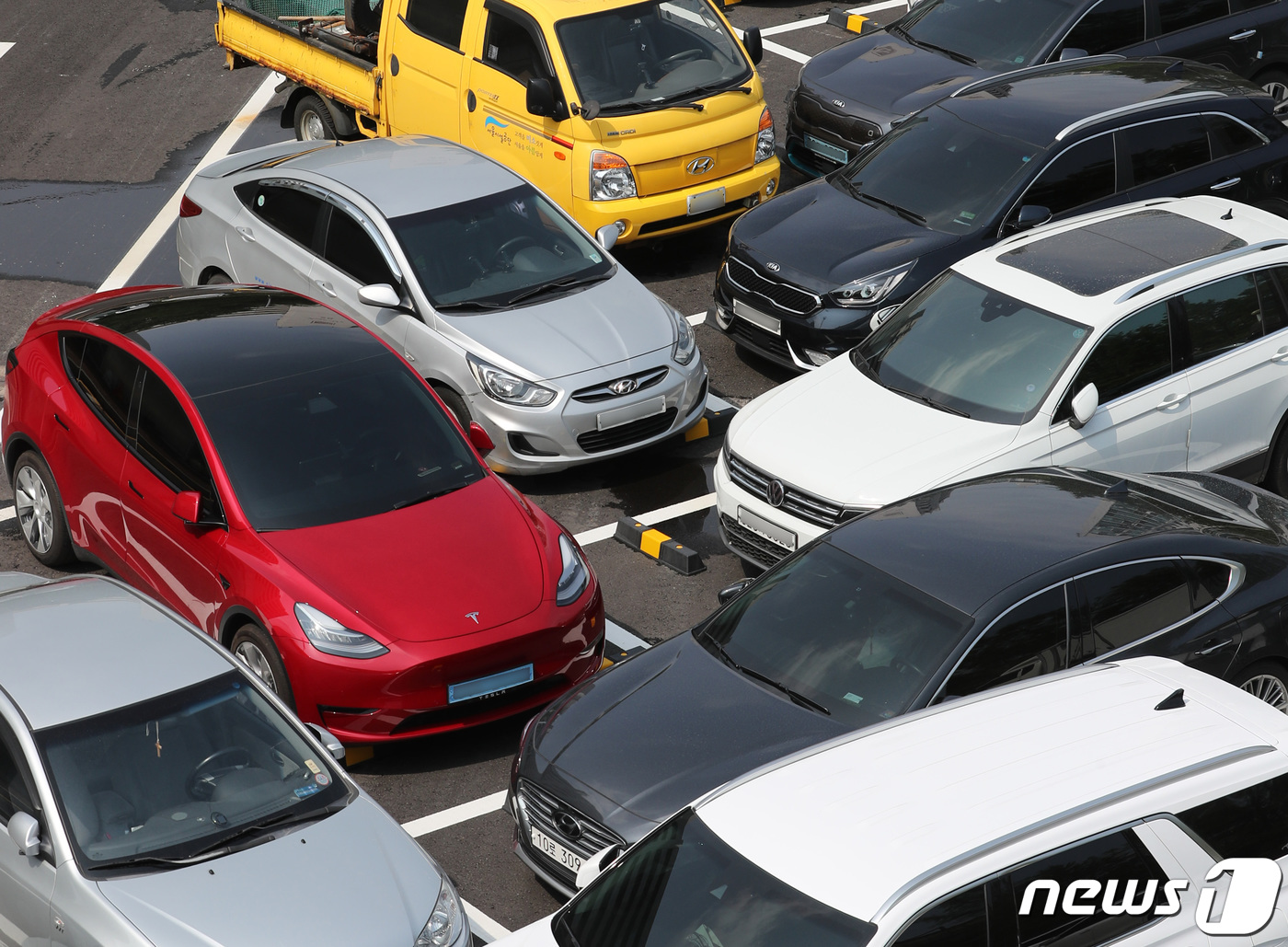 (서울=뉴스1) 구윤성 기자 = 13일 서울  송파구 신천유수지 공영주차장에 도입된 사선주차장(시옷주차장)에 차들이 주차돼 있다.서울시가 처음 도입해 이날부터 운영하는 사선주차장은 …