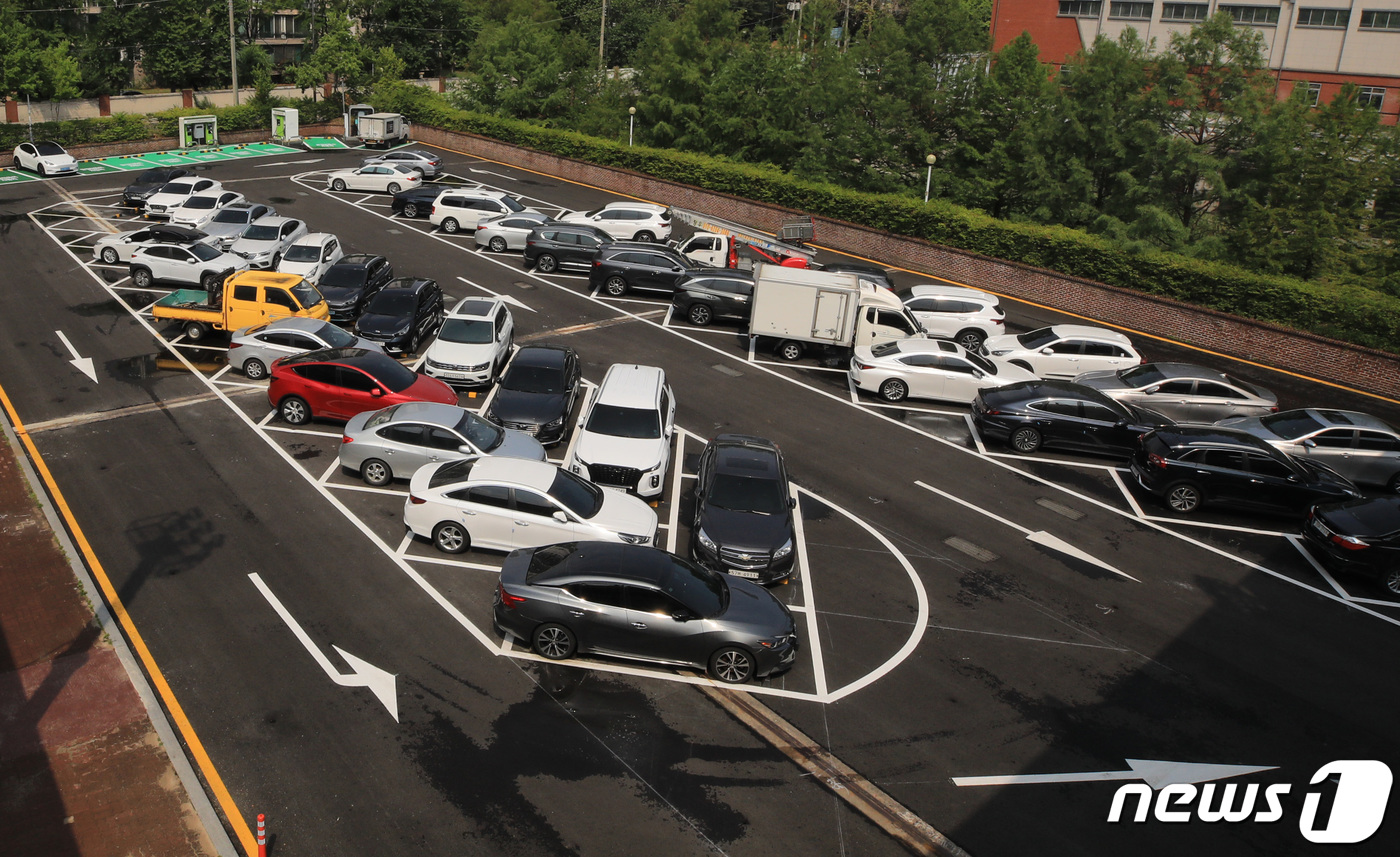 (서울=뉴스1) 구윤성 기자 = 13일 서울  송파구 신천유수지 공영주차장에 도입된 사선주차장(시옷주차장)에 차들이 주차돼 있다.서울시가 처음 도입해 이날부터 운영하는 사선주차장은 …