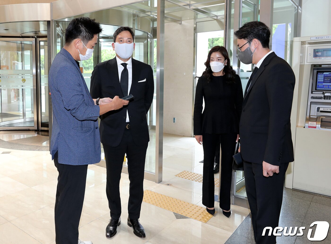 본문 이미지 - 정용진 신세계그룹 부회장이 부인 한지희씨와 함께 13일 서울 강남구 삼성서울병원에 마련된 이재관 전 새한그룹 부회장의 빈소에 도착해 취재진의 질문에 답하고 있다. 2022.6.13/뉴스1 ⓒ News1 박지혜 기자