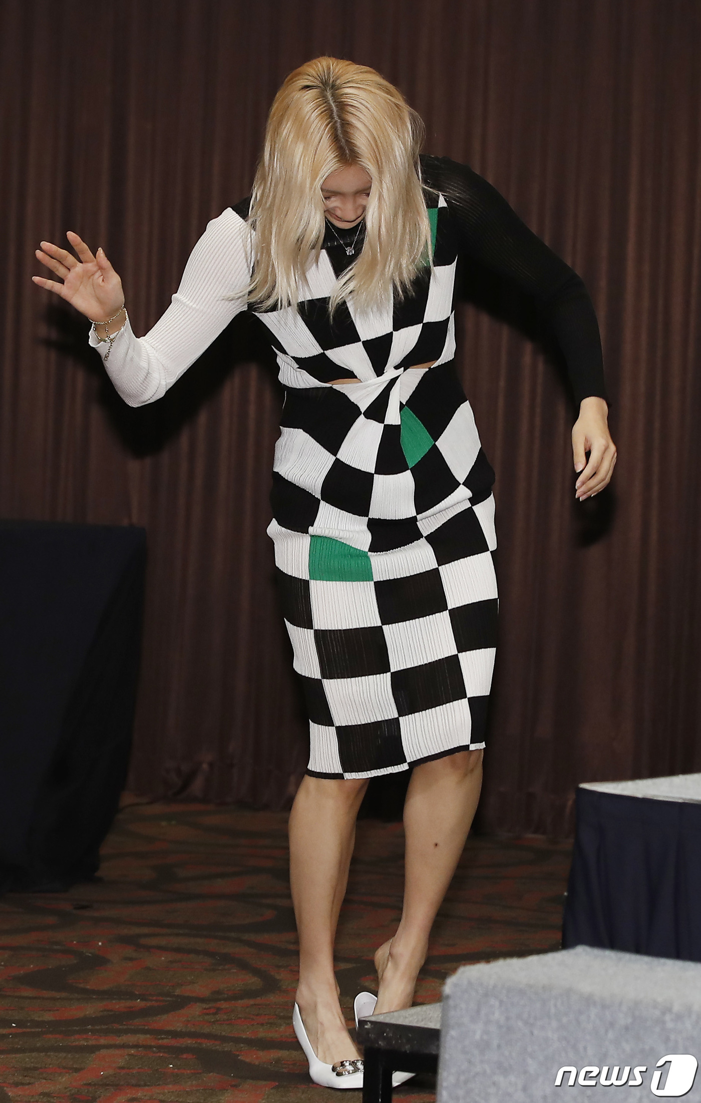 (서울=뉴스1) 권현진 기자 = 안무가 시미즈가 13일 오후 서울 마포구 도화동 서울가든호텔에서 진행된 IHQ 새 예능 프로그램 '에덴' 제작발표회에서 무대를 오르려다 구두가 벗겨 …