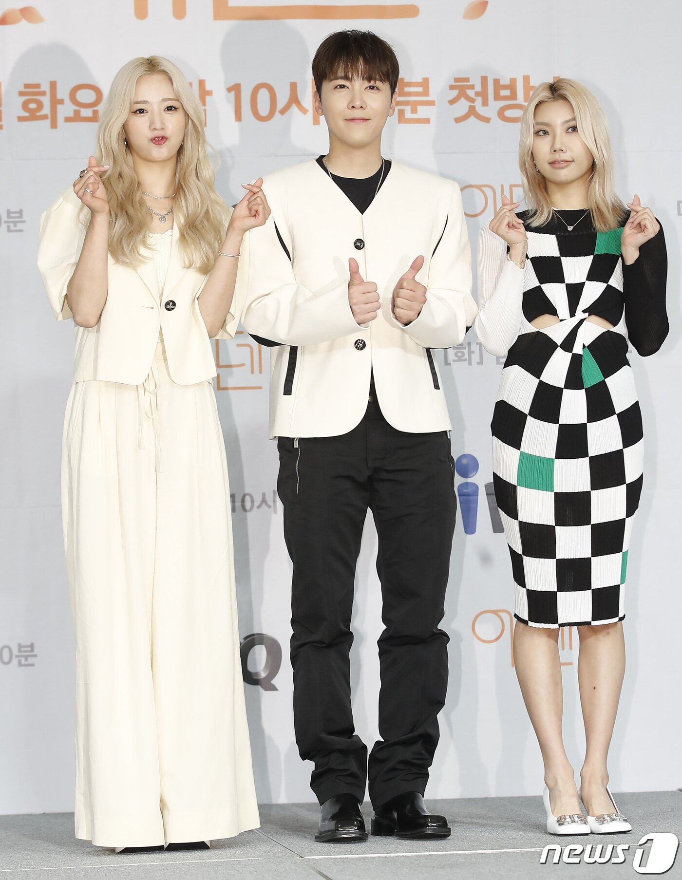 본문 이미지 - MC 윤보미(왼쪽부터), 이홍기, 시미즈가 13일 오후 서울 마포구 도화동 서울가든호텔에서 진행된 IHQ 새 예능 프로그램 '에덴' 제작발표회에서 포즈를 취하고 있다. '에덴'은 설렘과 조건 사이에서 사랑을 찾는 일반인 남녀 8명의 연애 리얼리티 프로그램이다. 2022.6.13/뉴스1 ⓒ News1 권현진 기자