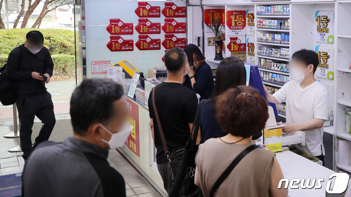 (서울=뉴스1) 김진환 기자 = 지난 11일 진행된 제1019회 로또복권 추첨에서 50명의 역대 최다 당첨자가 나왔다. 2002년 12월 로또 발행이 시작된 이래 가장 많은 1등이 …