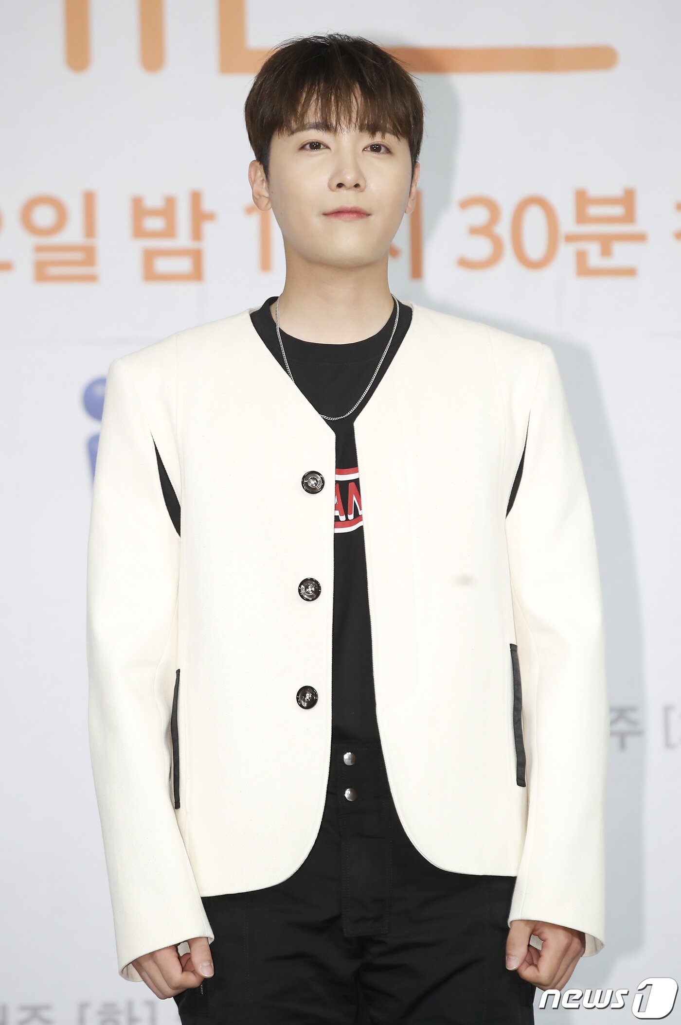 본문 이미지 - FT아일랜드 이홍기가 13일 오후 서울 마포구 도화동 서울가든호텔에서 진행된 IHQ 새 예능 프로그램 '에덴' 제작발표회에서 포즈를 취하고 있다. '에덴'은 설렘과 조건 사이에서 사랑을 찾는 일반인 남녀 8명의 연애 리얼리티 프로그램이다. 2022.6.13/뉴스1 ⓒ News1 권현진 기자