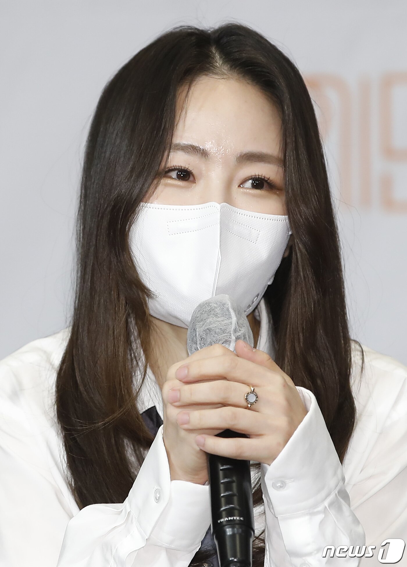 본문 이미지 - 유지혜 작가가 13일 오후 서울 마포구 도화동 서울가든호텔에서 진행된 IHQ 새 예능 프로그램 '에덴' 제작발표회에서 인사말을 하고 있다. '에덴'은 설렘과 조건 사이에서 사랑을 찾는 일반인 남녀 8명의 연애 리얼리티 프로그램이다. 2022.6.13/뉴스1 ⓒ News1 권현진 기자