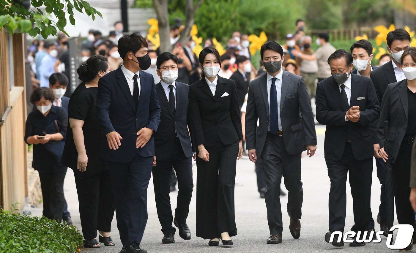 본문 이미지 - 윤석열 대통령 부인 김건희 여사가 13일 경남 김해 봉하마을을 찾아 고 노무현 전 대통령 묘역을 참배한 뒤 권양숙 여사를 예방하기 이위해 이동하고 있다. (뉴스1 DB) 2022.6.13/뉴스1 