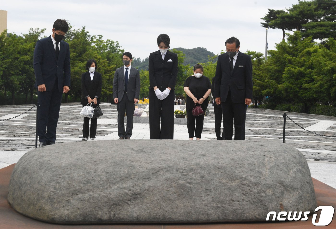 윤석열 대통령 부인 김건희 여사가 13일 경남 김해 봉하마을을 찾아 고 노무현 전 대통령 묘역을 참배하고 있다.  &#40;뉴스1 DB&#41; 2022.6.13/뉴스1 