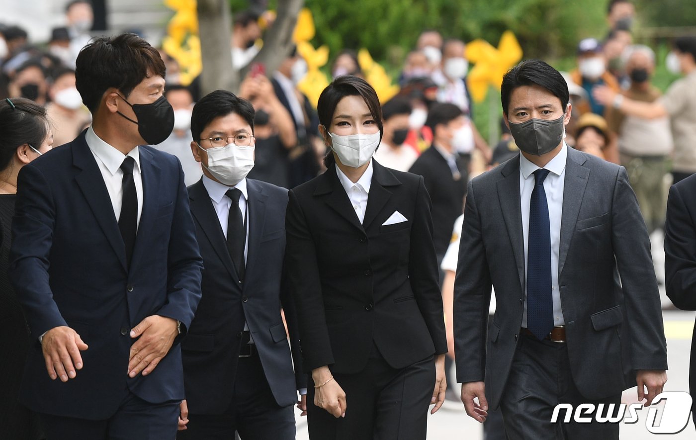 윤석열 대통령 부인 김건희 여사가 13일 경남 김해시 진영읍 봉하마을 고 노무현 전 대통령 사저를 찾아 권양숙 여사를 예방하기 위해 들어서고 있다.  &#40;뉴스1 DB&#41; 2022.6.13/뉴스1 