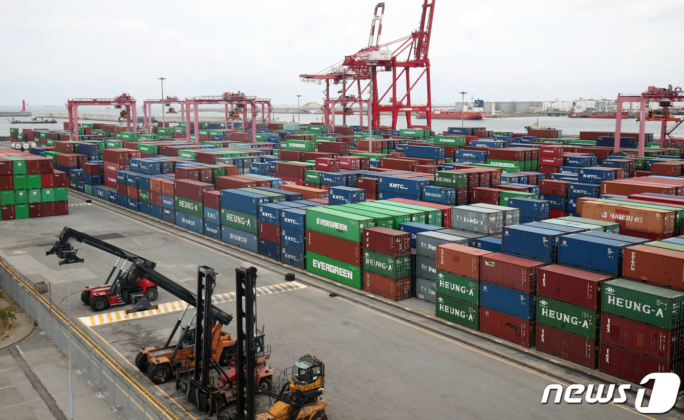 (울산=뉴스1) 조민주 기자 = 화물연대 총파업 일주일째인 13일 울산 남구 울산신항컨테이너터미널에 컨테이너들이 쌓여 있다. 2022.6.13/뉴스1