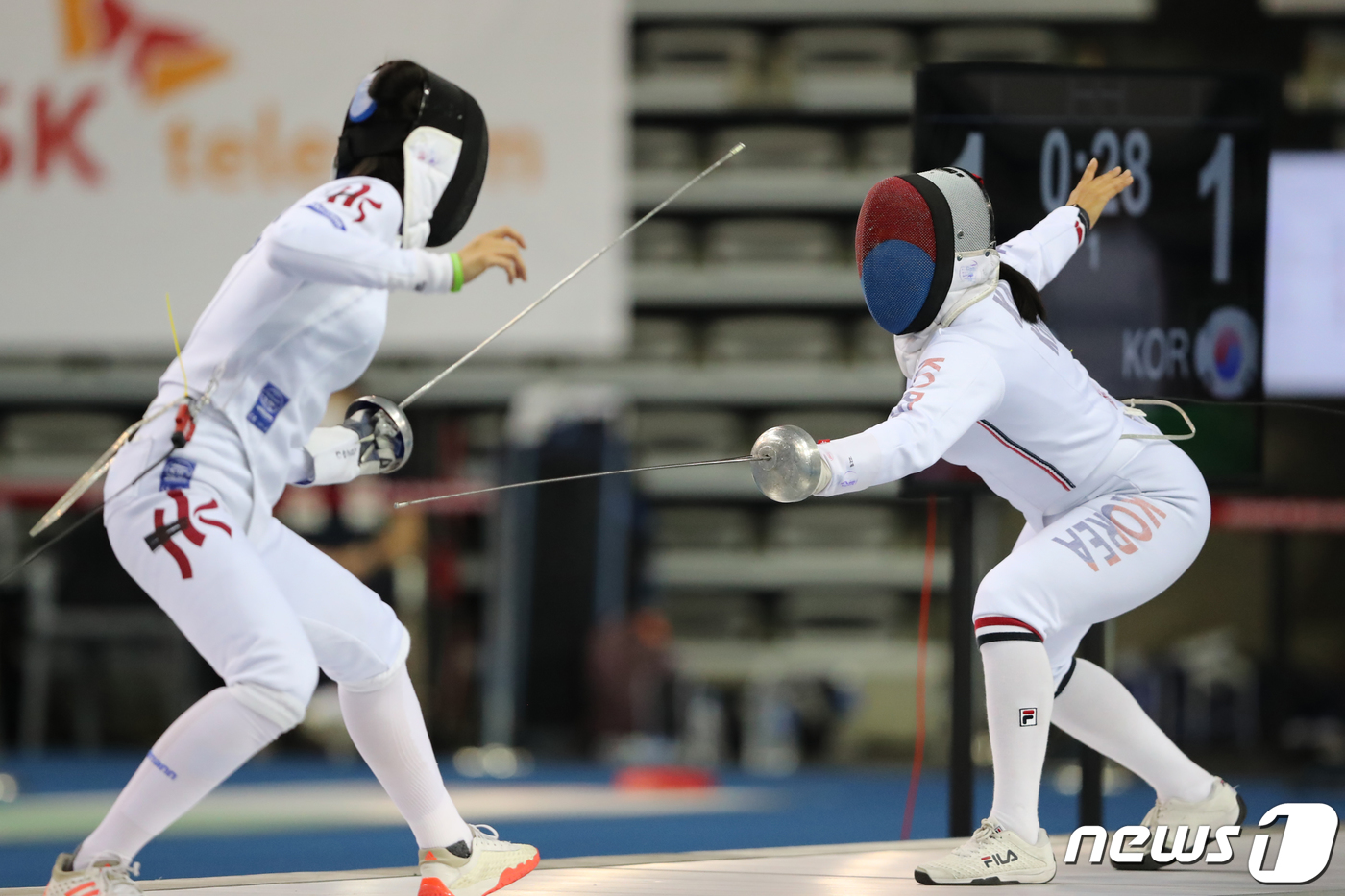 (서울=뉴스1) 황기선 기자 = 대한민국 강영미가 13일 서울 송파구 올림픽공원 펜싱경기장(SK핸드볼경기장)에서 열린 '2022 아시아 펜싱 선수권대회' 여자 에페 단체 결승전 대 …
