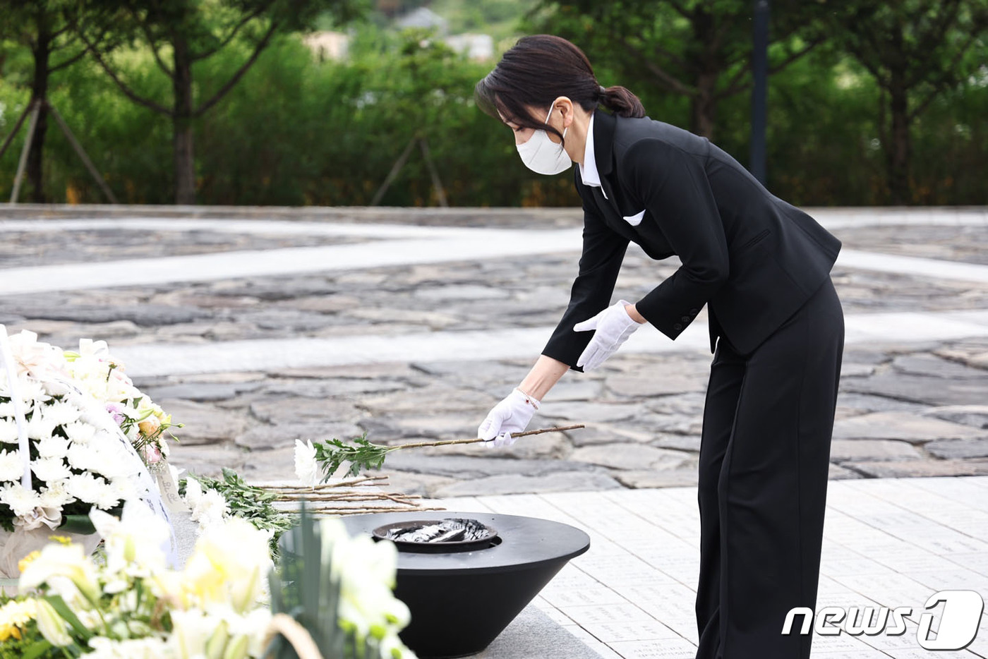 (김해=뉴스1) 안은나 기자 = 윤석열 대통령 부인 김건희 여사가 13일 경남 김해 봉하마을을 찾아 고 노무현 전 대통령 묘역을 참배하며 헌화하고 있다. (대통령실 제공) 2022 …