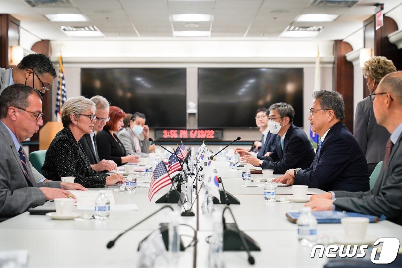 본문 이미지 - 미국을 방문한 박진 외교부 장관이 지난 13일(현지시간) 제니퍼 그랜홈(Jennifer Mulhern Granholm) 미 에너지부 장관과 면담을 하고 있는 모습. (외교부 제공) 2022.6.14/뉴스1