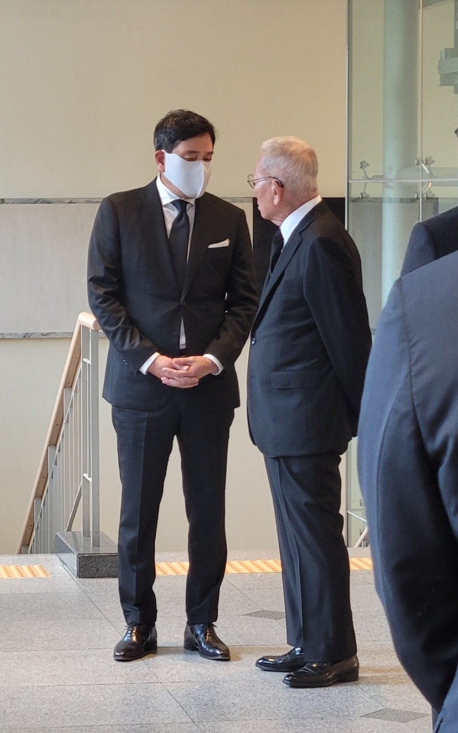 본문 이미지 - 정재은 신세계 명예회장(오른쪽)과 정용진 신세계그룹 부회장이 13일 서울 강남구 삼성서울병원에서 이재관 전 새한그룹 부회장 조문 후 대화를 나누고 있다.ⓒ 뉴스1 이주현 기자