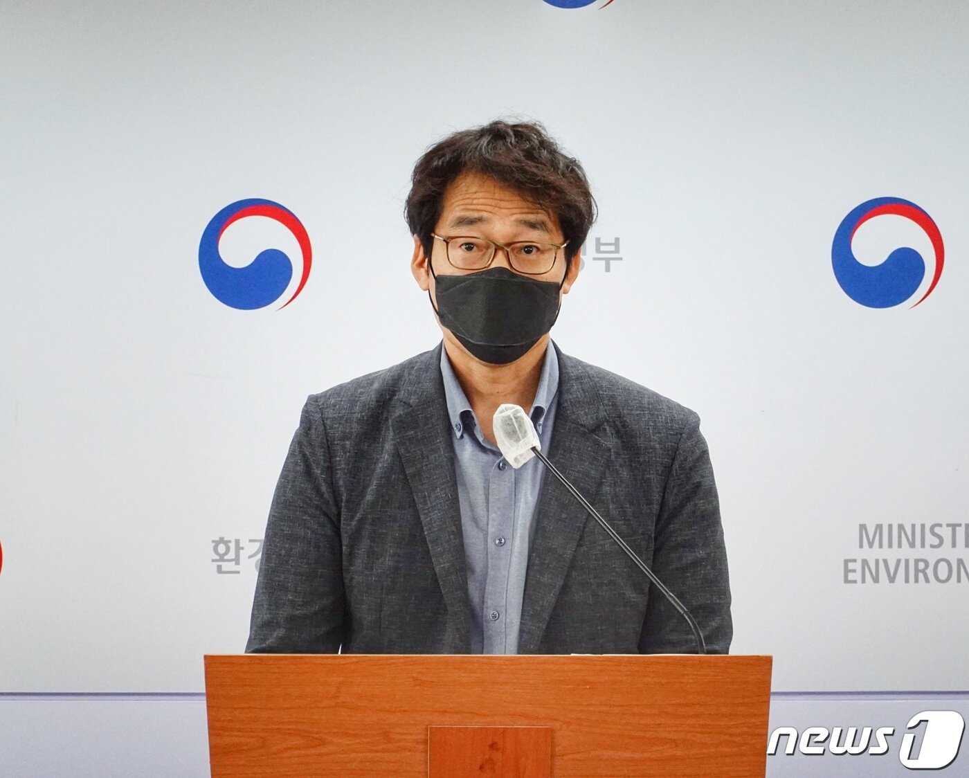 본문 이미지 - 김용석 국립환경과학원 물환경연구부장이 14일 오전 세종 환경부 브리핑룸에서 녹조 감시에대해 설명하고 있다. ⓒ 뉴스1 황덕현 기자